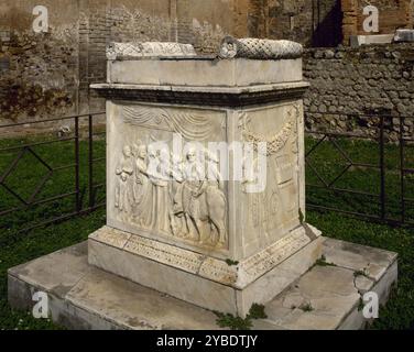 Relief montrant un taureau conduit au sacrifice, autel de Vespasien, Temple de Vespasien (69-79 EC), Pompéi, Italie. Le sacrificateur et son aide apportent le taureau sacrificiel, tandis que le prêtre, un voile sur sa tête, verse la libation sur un trépied. La ville romaine de Pompéi (actuelle Campanie) a été enterrée sous la cendre volcanique et la pierre ponce lors de l'éruption du Vésuve en 79 après JC. Banque D'Images