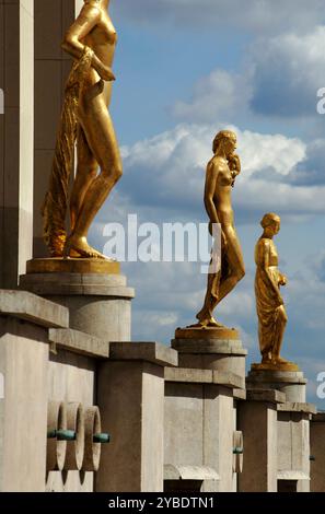 Trocadéro, Paris, France, 2008. Détail de statues en bronze doré sur l'esplanade. Banque D'Images