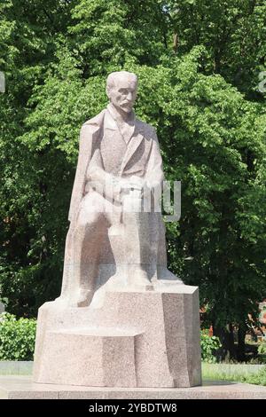 Monument au poète letton Janis Rainis situé dans le parc Esplanade à Riga, Lettonie Banque D'Images