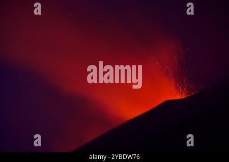 Etna in eruzione con spattering di lava dal cratere Banque D'Images