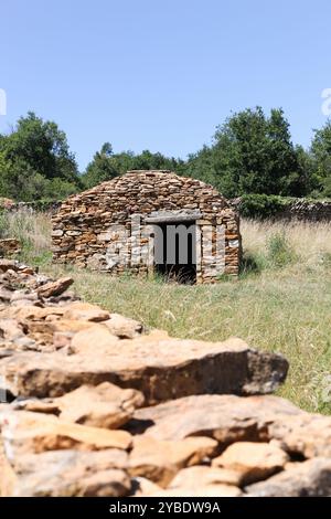 Ancienne et typique cabane en pierre appelée caborne en langue française à Saint Cyr au Mont d'Or, France Banque D'Images