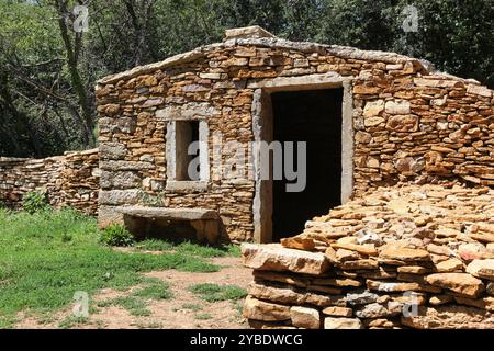 Ancienne et typique cabane en pierre appelée caborne en langue française à Saint Cyr au Mont d'Or, France Banque D'Images