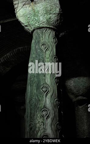 Colonne de larmes, citerne Basilique, Istanbul, Turquie, 2013. Intérieur de la plus grande de plusieurs centaines d'anciennes citernes qui se trouvent sous la ville, érigée au vie siècle sous le règne de Justinien I. la colonne est ainsi appelée parce qu'elle est humide et semble donc pleurer, contrairement aux autres colonnes. Banque D'Images