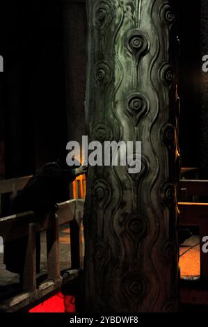 Colonne de larmes, citerne Basilique, Istanbul, Turquie, 2013. Intérieur de la plus grande de plusieurs centaines d'anciennes citernes qui se trouvent sous la ville, érigée au vie siècle sous le règne de Justinien I. la colonne est ainsi appelée parce qu'elle est humide et semble donc pleurer, contrairement aux autres colonnes. Banque D'Images