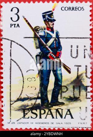 Photo d'un timbre postal à 3 pesetas espagnoles avec une illustration sapeur du génie 1825 de la série des uniformes militaires de 1976 Banque D'Images