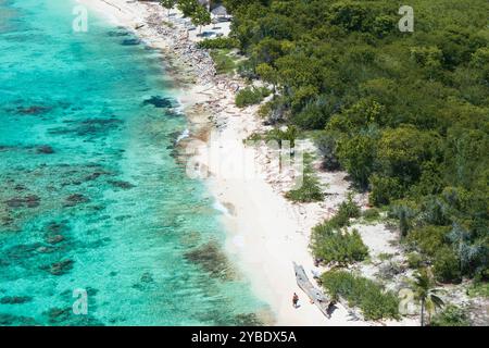 Belle vue sur la plage de Catalina et une personne se promène seule, mer cristalline et belle plage de sable fin, plage tropicale, mer des Caraïbes. Île Catalina. Domini Banque D'Images