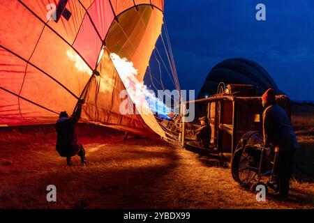 Ballon Ariel gonflé avant un vol à l'aube au-dessus du Masai Mara, Kenya, Afrique Banque D'Images