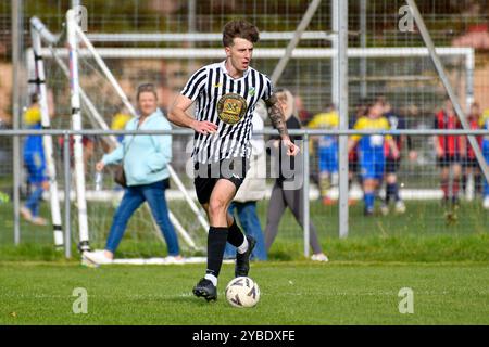 Pontardawe, pays de Galles. 5 octobre 2024. Rhys dix de Pontardawe Town sur le ballon lors du match du FAW amateur Trophy Round Two entre Pontardawe Town et Giants grave au Parc Ynysderw à Pontardawe, pays de Galles, Royaume-Uni le 5 octobre 2024. Crédit : Duncan Thomas/Majestic Media. Banque D'Images