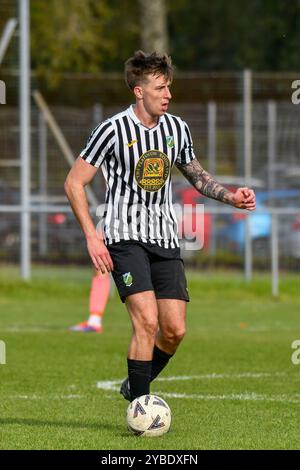 Pontardawe, pays de Galles. 5 octobre 2024. Rhys dix de Pontardawe Town sur le ballon lors du match du FAW amateur Trophy Round Two entre Pontardawe Town et Giants grave au Parc Ynysderw à Pontardawe, pays de Galles, Royaume-Uni le 5 octobre 2024. Crédit : Duncan Thomas/Majestic Media. Banque D'Images