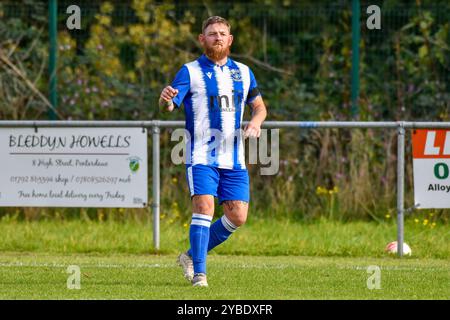 Pontardawe, pays de Galles. 5 octobre 2024. Alex Brayley de Giants grave lors du match du FAW amateur Trophy Round Two entre Pontardawe Town et Giants grave au Parc Ynysderw à Pontardawe, pays de Galles, Royaume-Uni le 5 octobre 2024. Crédit : Duncan Thomas/Majestic Media. Banque D'Images