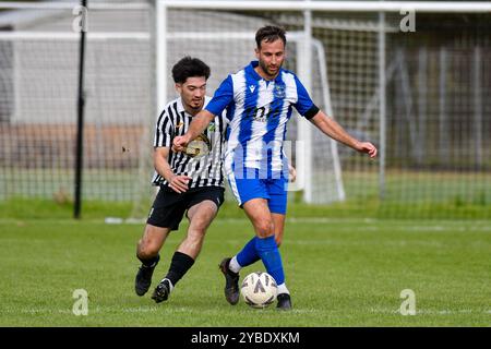 Pontardawe, pays de Galles. 5 octobre 2024. Scott Tomlinson de Giants grave protège le ballon d'Alex Aldrich de Pontardawe Town lors du match de la deuxième manche du FAW amateur Trophy entre Pontardawe Town et Giants grave au Parc Ynysderw à Pontardawe, au pays de Galles, au Royaume-Uni, le 5 octobre 2024. Crédit : Duncan Thomas/Majestic Media. Banque D'Images