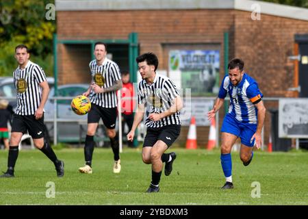 Pontardawe, pays de Galles. 5 octobre 2024. Alex Aldrich de Pontardawe Town en action lors du match du FAW amateur Trophy Round Two entre Pontardawe Town et Giants grave au Parc Ynysderw à Pontardawe, pays de Galles, Royaume-Uni le 5 octobre 2024. Crédit : Duncan Thomas/Majestic Media. Banque D'Images