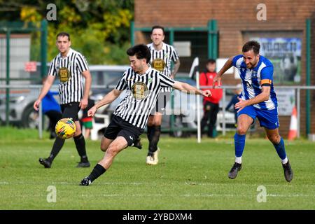 Pontardawe, pays de Galles. 5 octobre 2024. Alex Aldrich de Pontardawe Town en action lors du match du FAW amateur Trophy Round Two entre Pontardawe Town et Giants grave au Parc Ynysderw à Pontardawe, pays de Galles, Royaume-Uni le 5 octobre 2024. Crédit : Duncan Thomas/Majestic Media. Banque D'Images