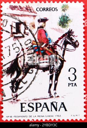 Photo d'un timbre postal à 3 pesetas espagnoles avec une illustration Régiment de la Reine de la ligne 1763 de la série des uniformes militaires de 1975 Banque D'Images