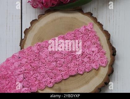 Décoration en dentelle rose rose mousseline pour coudre sur le fond en bois Banque D'Images