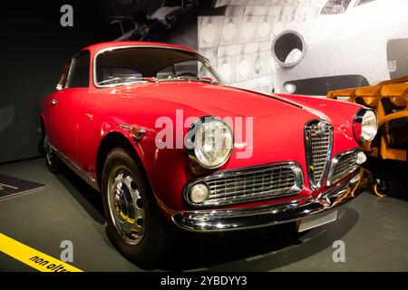 Turin, Italie - 11 novembre 2023 : Musée de l'automobile. Alfa Romeo Giulietta Sprint, 1954. Araignée rouge, design classique de luxe italien. Banque D'Images