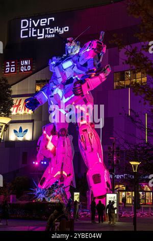 statue de unicorn gundam illuminant la nuit à odaiba, tokyo Banque D'Images