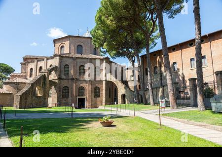 RAVENNE, ITALIE - 12 JUIN 2024 : Basilique San vitale, célèbre pour les mosaïques anciennes, extérieur avec ciel bleu Banque D'Images