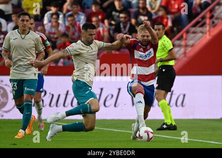 Grenade, Espagne. 13 octobre 2024. Kamil Jan Józwiak de Granada CF concourt pour le ballon avec Carlos Albarrán de Córdoba CF lors du match de Liga entre Granada CF et Córdoba CF au Nuevo Los Cármenes Stadium le 13 octobre 2024 à Grenade, Espagne. (Photo de José M Baldomero/Pacific Press/Sipa USA) crédit : Sipa USA/Alamy Live News Banque D'Images