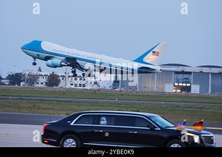 Berlin, Allemagne. 18 octobre 2024. Air Force One décolle avec le président américain Biden à bord. Il s'agissait de la première visite bilatérale de Biden en Allemagne en presque quatre ans de mandat. Crédit : Jörg Carstensen/dpa/Alamy Live News Banque D'Images