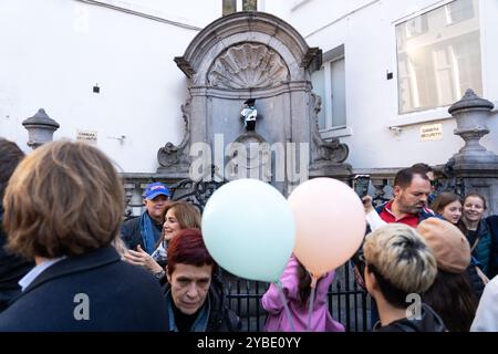 Bruxelles, Belgique. 05 octobre 2024. L'illustration montre la statue du Manneken Pis dans un costume spécial avec de nombreux touristes prenant des photos le 05 octobre 2024 à Bruxelles, Belgique. Photo de Alexis Jumeau/ABACAPRESS. COM Credit : Abaca Press/Alamy Live News Banque D'Images