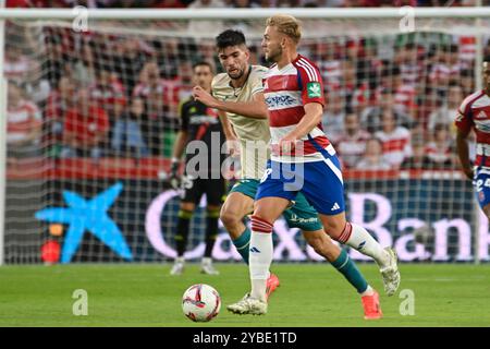 Grenade, Espagne. 13 octobre 2024. Kamil Jan Józwiak de Granada CF pilote le ballon contre Theo Zidane de Córdoba CF lors du match de Liga entre Granada CF et Córdoba CF au Nuevo Los Cármenes Stadium le 13 octobre 2024 à Grenade, Espagne. (Photo de José M Baldomero/Pacific Press/Sipa USA) crédit : Sipa USA/Alamy Live News Banque D'Images