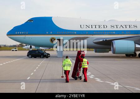 Berlin, Allemagne. 18 octobre 2024. Le tapis rouge pour les adieux du président américain Biden est transporté devant Air Force One. Il s'agissait de la première visite bilatérale de Biden en Allemagne en presque quatre ans de mandat. Crédit : Jörg Carstensen/dpa/Alamy Live News Banque D'Images