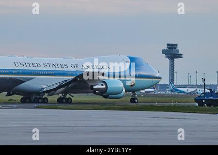 Berlin, Allemagne. 18 octobre 2024. Air Force One décolle avec le président américain Biden à bord. Crédit : Jörg Carstensen/dpa/Alamy Live News Banque D'Images