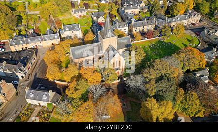 Dornoch Sutherland Écosse la cathédrale et le cimetière entourés d'arbres d'automne Banque D'Images