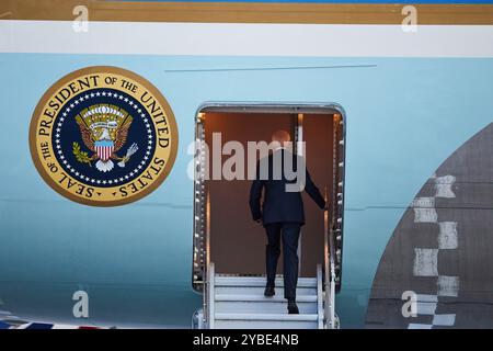 Berlin, Allemagne. 18 octobre 2024. Le président AMÉRICAIN Joe Biden fait ses adieux à la section militaire de l'aéroport de Ber et embarque à bord d'Air Force One. Crédit : Jörg Carstensen/dpa/Alamy Live News Banque D'Images