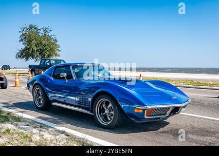 Gulfport, Mississippi - le 3 octobre 2023 : vue d'angle avant en perspective d'un coupé Corvette Stingray 1972 de Chevrolet lors d'un salon automobile local. Banque D'Images