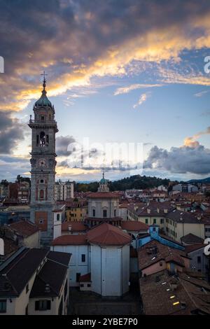 Coucher de soleil automnal sur la basilique San Vittore et le clocher appelé Bernascone. Varèse, Lombardie, Italie. Banque D'Images