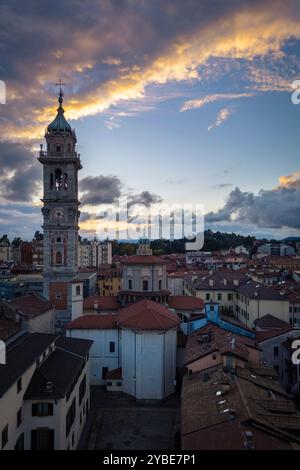 Coucher de soleil automnal sur la basilique San Vittore et le clocher appelé Bernascone. Varèse, Lombardie, Italie. Banque D'Images