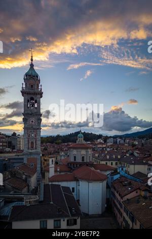 Coucher de soleil automnal sur la basilique San Vittore et le clocher appelé Bernascone. Varèse, Lombardie, Italie. Banque D'Images