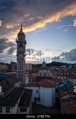 Coucher de soleil automnal sur la basilique San Vittore et le clocher appelé Bernascone. Varèse, Lombardie, Italie. Banque D'Images