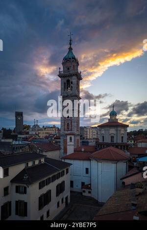 Coucher de soleil automnal sur la basilique San Vittore et le clocher appelé Bernascone. Varèse, Lombardie, Italie. Banque D'Images