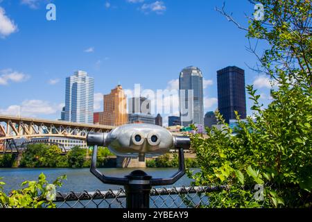 Télescope pour voir l'horizon de la ville de Pittsburgh. Situé au confluent des rivières Allegheny, Monongahela et Ohio. Banque D'Images