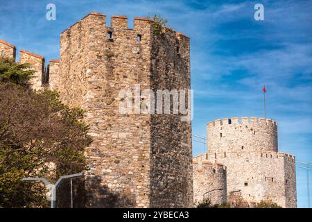 Rumelihisari ou forteresse de Bogazkesen est une forteresse ottomane médiévale située sur une série de collines sur les rives européennes du Bosphore. Banque D'Images