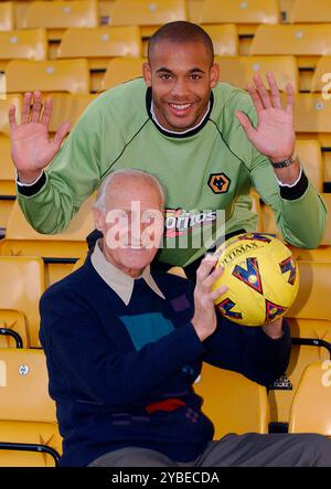 L'ancien gardien de but des Wolves et de l'Angleterre Bert Williams et l'actuel gardien des Wolves Matt Murray à Molineux. 2002 Banque D'Images