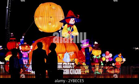 Arcadia, États-Unis. 18 octobre 2024. Les gens visitent la Los Angeles Lantern Art Expo 2024 à Arcadia, comté de Los Angeles, Californie, États-Unis, le 17 octobre, 2024. L'exposition d'art des lanternes de Los Angeles de 2024 a été lancée mercredi soir, mettant en valeur la culture traditionnelle chinoise avec plus de 60 jeux de lanternes, des spectacles culturels et de la cuisine chinoise. Crédit : Qiu Chen/Xinhua/Alamy Live News Banque D'Images