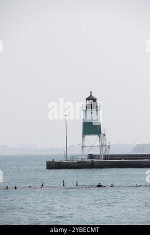 Chicago Harbor Southeast Guidewall Light à Chicago Illinois sur le quai de Navy Pier par une journée brumeuse. Banque D'Images