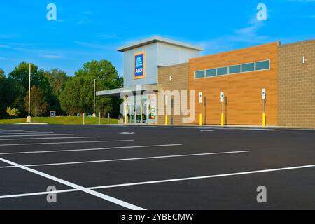 Maryville, Tennessee, États-Unis – 13 octobre 2024 : photo horizontale d’un magasin Aldi’s récemment ouvert à Maryville, Tennessee. Banque D'Images