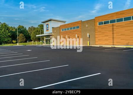 Maryville, Tennessee, États-Unis – 13 octobre 2024 : photo horizontale d’un magasin Aldi’s récemment ouvert à Maryville, Tennessee. Banque D'Images