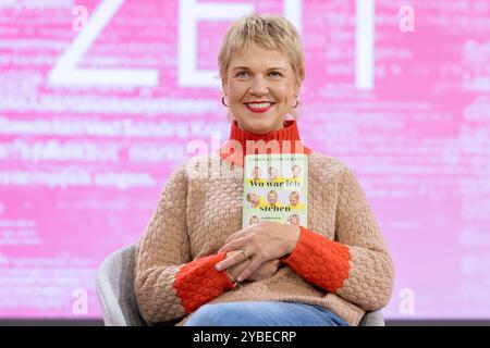 Buchmesse Frankfurt 2024 Cordula Stratmann stellt auf der ARD/ZDF/3Sat Bühne BEI Bärbel Schäfers Büchertalk ihr Buch WO War ich stehen geblieben vor. Buchmesse Frankfurt 2024., Frankfurt am main Hessen Deutschland Messegelände *** Foire du livre Frankfurt 2024 Cordula Stratmann présente son livre WO War ich stehen geblieben sur la scène ARD ZDF 3Sat à la Foire du livre Bärbel Schäfers Büchertalk Frankfurt 2024 , Francfort-sur-le-main Hessen Allemagne Exhibition Grounds Banque D'Images