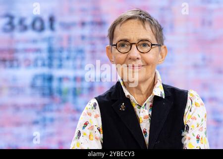 Buchmesse Frankfurt 2024 Susanna Tamaro stellt auf der ARD/ZDF/3Sat Bühne im Gespräch mit Moderatorin Claudia d Avino ihr Buch Der Wind weht, wohin er will vor. Buchmesse Frankfurt 2024., Frankfurt am main Hessen Deutschland Messegelände *** Foire du livre Frankfurt 2024 Susanna Tamaro présente son livre Der Wind weht, wohin er will à la scène ARD ZDF 3Sat en conversation avec la présentatrice Claudia d Avino Foire du livre Frankfurt 2024 , Frankfurt am main Hessen Allemagne Exhibition Grounds Banque D'Images