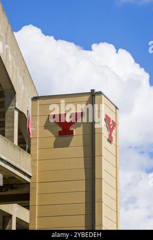 YOUNGSTOWN, OHIO - 14 AOÛT 2024 : signalisation du stade de l'Université d'État de Youngstown dans le centre-ville de Youngstown, Ohio. Banque D'Images