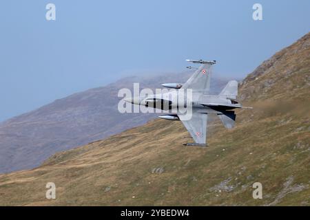 F-16C de l'armée de l'air polonaise dans la zone de traçage à basse altitude de Mach Loop, Snowdonia, pays de Galles. Dans la zone de traçage à basse altitude de la boucle de Mach, Snowdonia, pays de Galles. Banque D'Images