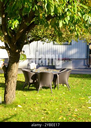 Jardin paysagé de jardin de patio arrière avec plantes en pot, meubles, fleurs Banque D'Images