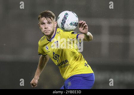 La Louvière, Belgique. 18 octobre 2024. Mathis Servais de Beveren photographié en action lors d'un match de football entre le RAAL la Louviere et le SK Beveren, vendredi 18 octobre 2024 à la Louviere, lors de la huitième journée de la deuxième division 2023-2024 'Challenger Pro League' 1B du championnat belge. BELGA PHOTO BRUNO FAHY crédit : Belga News Agency/Alamy Live News Banque D'Images