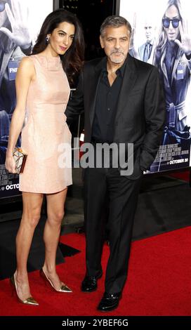 HOLLYWOOD, CA, États-Unis - 26 OCTOBRE 2015 : Amal Clooney et George Clooney à la première de Los Angeles de 'Our Brand Is Crisis' au TCL Chinese Theatre à Hollywood. Banque D'Images